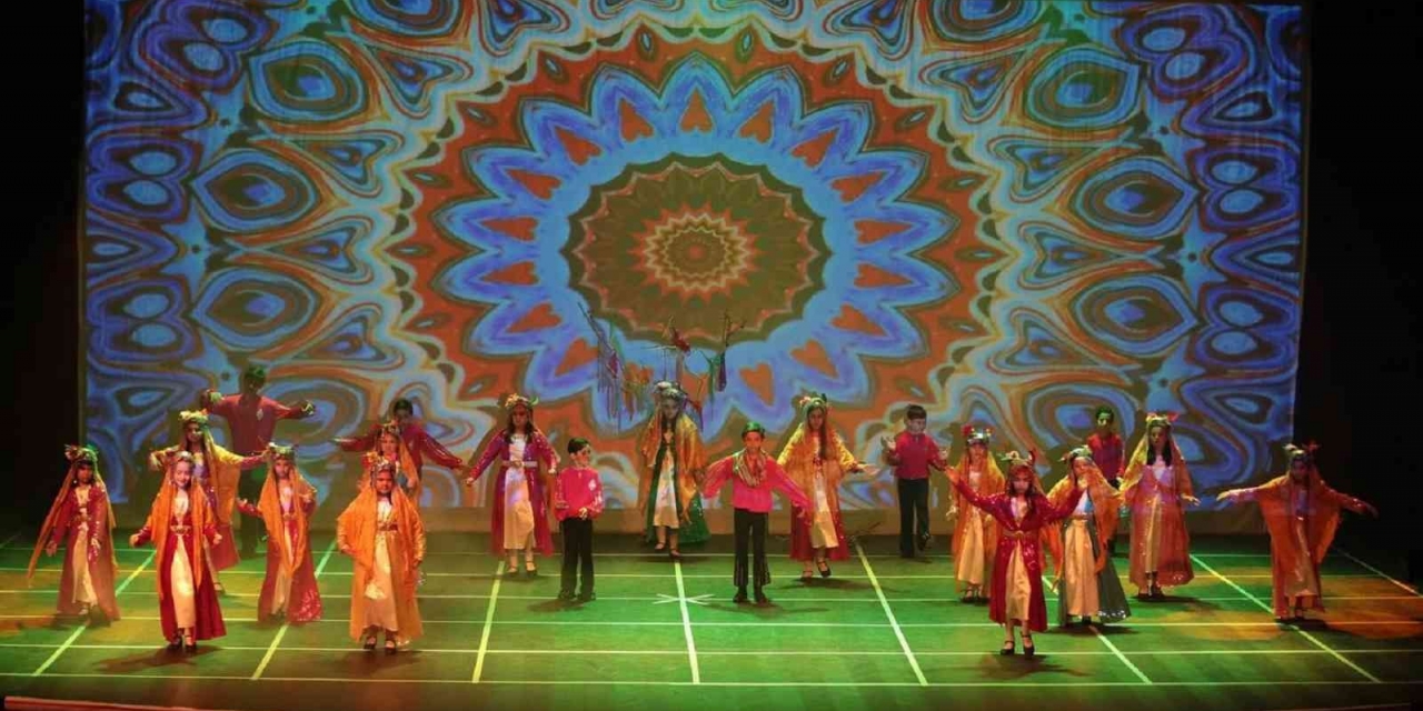 İlkokul Öğrencileri Dansın Renklerini Sahneye Taşıdı