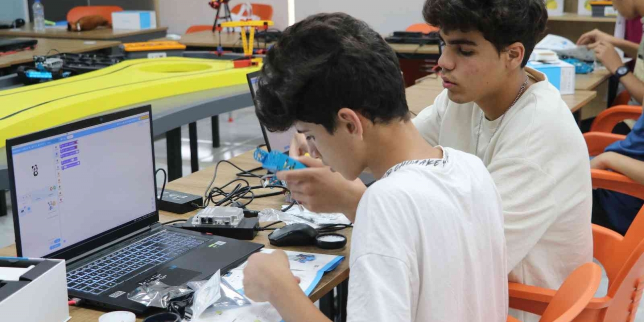 Karaköprü’de Gençler Robotik Kodlama Eğitimi Alıyor