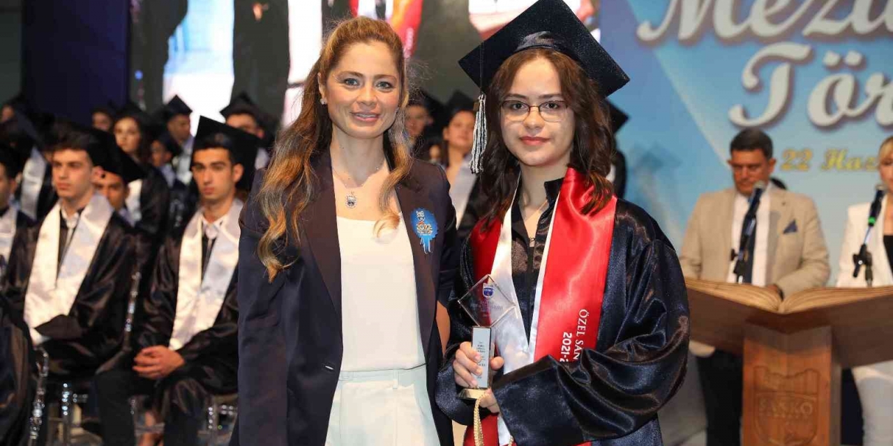 Sanko Okulları’nda Mezuniyet Heyecanı