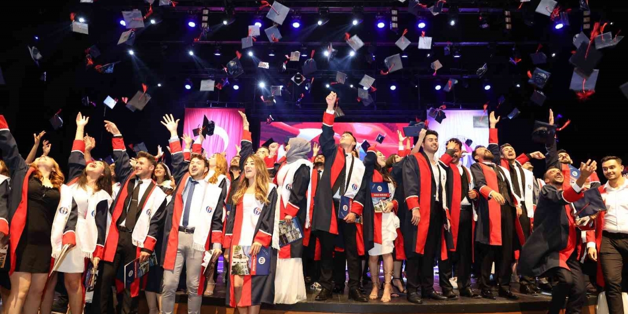 Genç Hukukçular Mezuniyet Sevinci Yaşadı