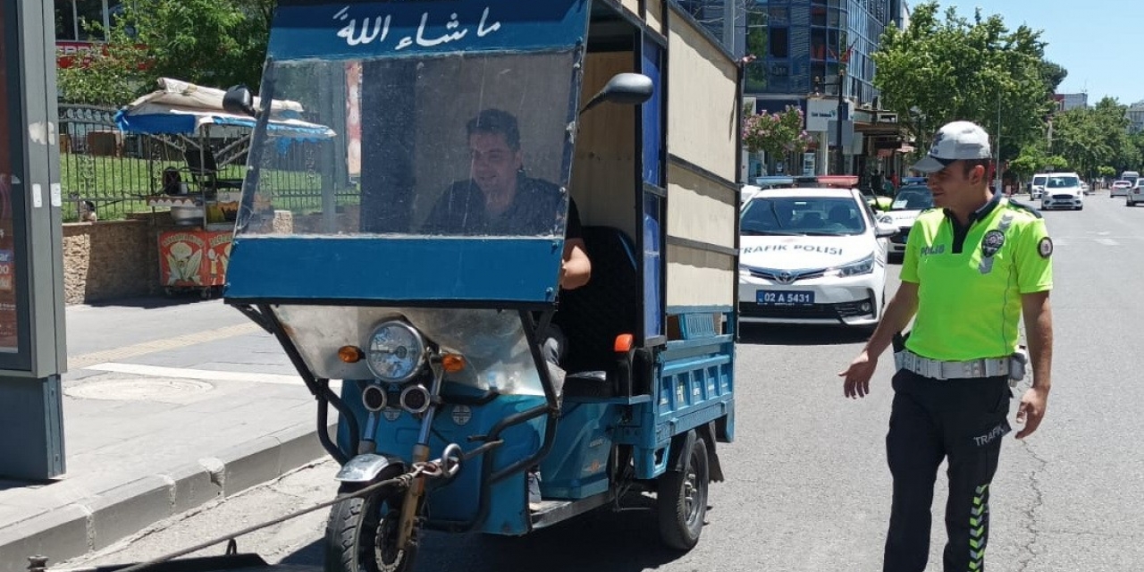 Ceza Makbuzunu İmzalamadan Kaçtı, Kovalamaca Sonucu Yakalandı