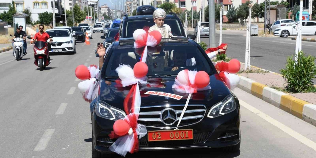 Valinin Makam Aracı Şehit Çocuğunun Sünnet Arabası Oldu