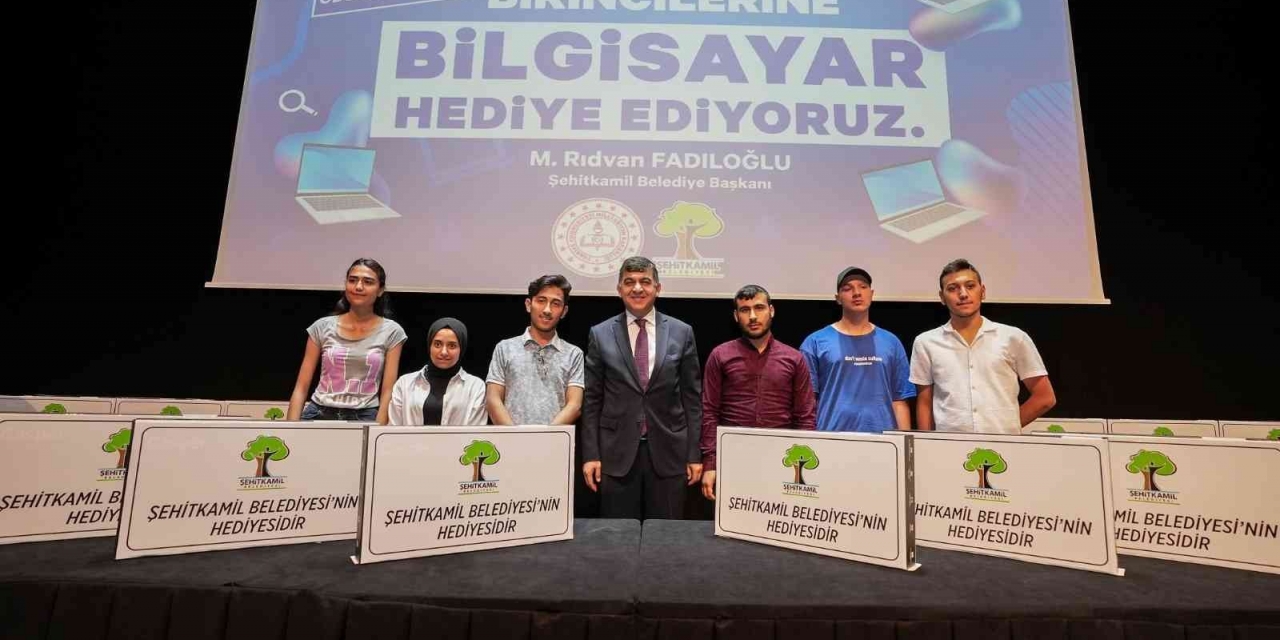 Şehitkamil’deki Lise Öğrencilerine Dizüstü Bilgisayar Ödülü