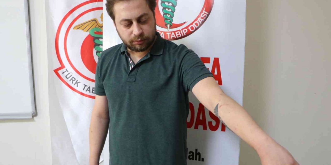 Yaşadığı Dehşeti Anlatan Doktor, Diplomasını Neden Yırttığını Açıkladı