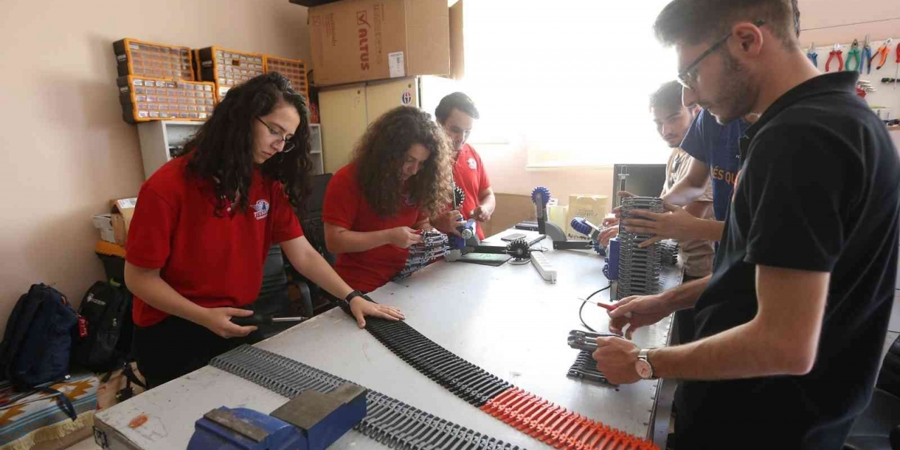 Gaziantep’te Teknofest’te Yarışacak 26 Takıma Malzeme Desteği