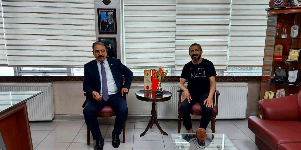Esob Başkanı Keskin’den ‘dünya Şampiyonuna’ Plaket