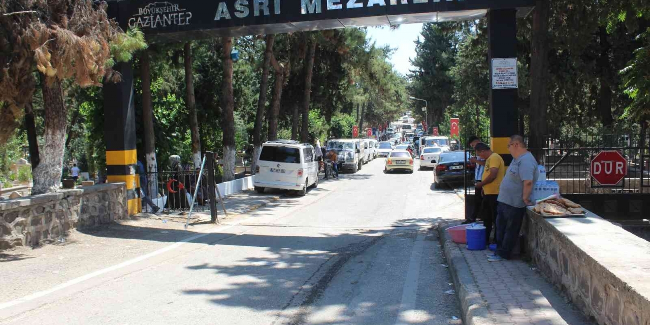 Gaziantep’teki Mezarlıklarda Arefe Günü Yoğunluğu