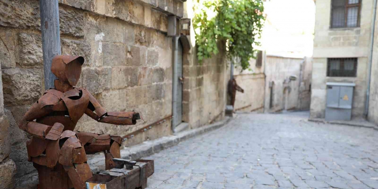 Atık Demirlerden Yapılan Figürler, Bey Mahallesi’ne Renk Katıyor