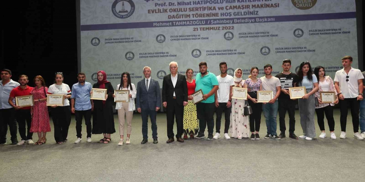 Evlilik Okulunda Nihat Hatipoğlu Çiftlere Evliliğin Önemi İle İlgili Bilgiler Verdi