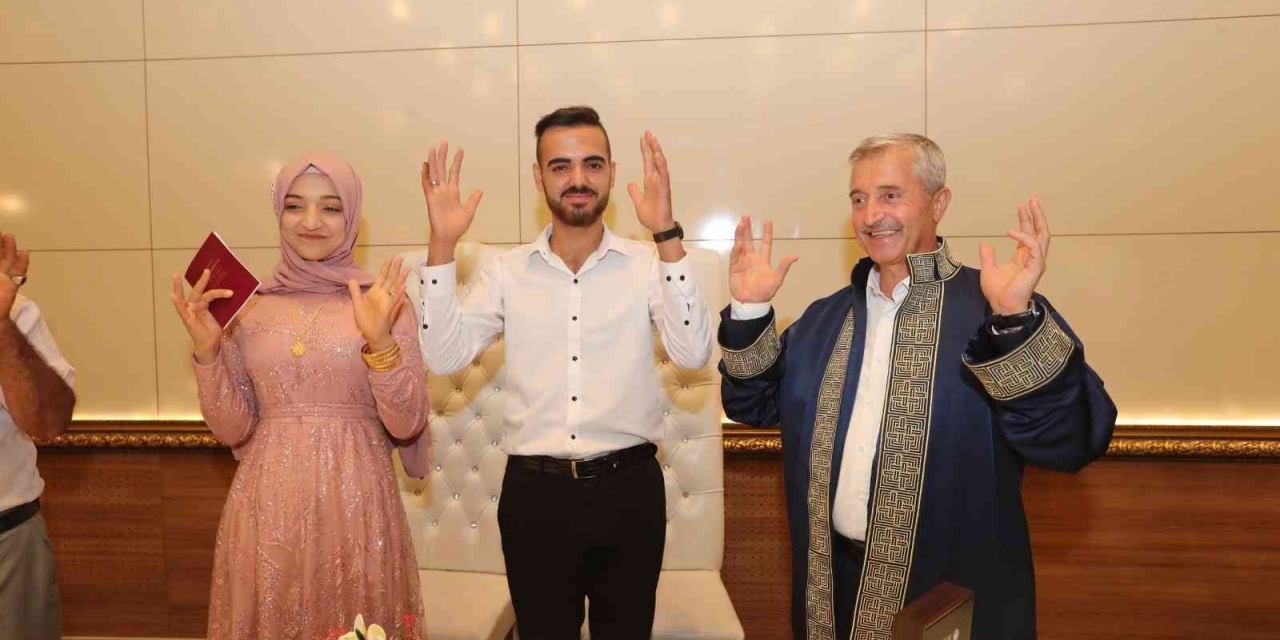 Başkan Tahmazoğlu, İşitme Engelli Çiftin Nikahını İşaret Diliyle Kıydı