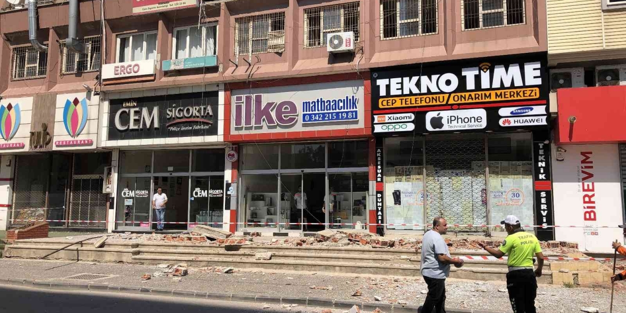 İş Merkezinin Çatı Duvarı Çöktü, Faciadan Dönüldü