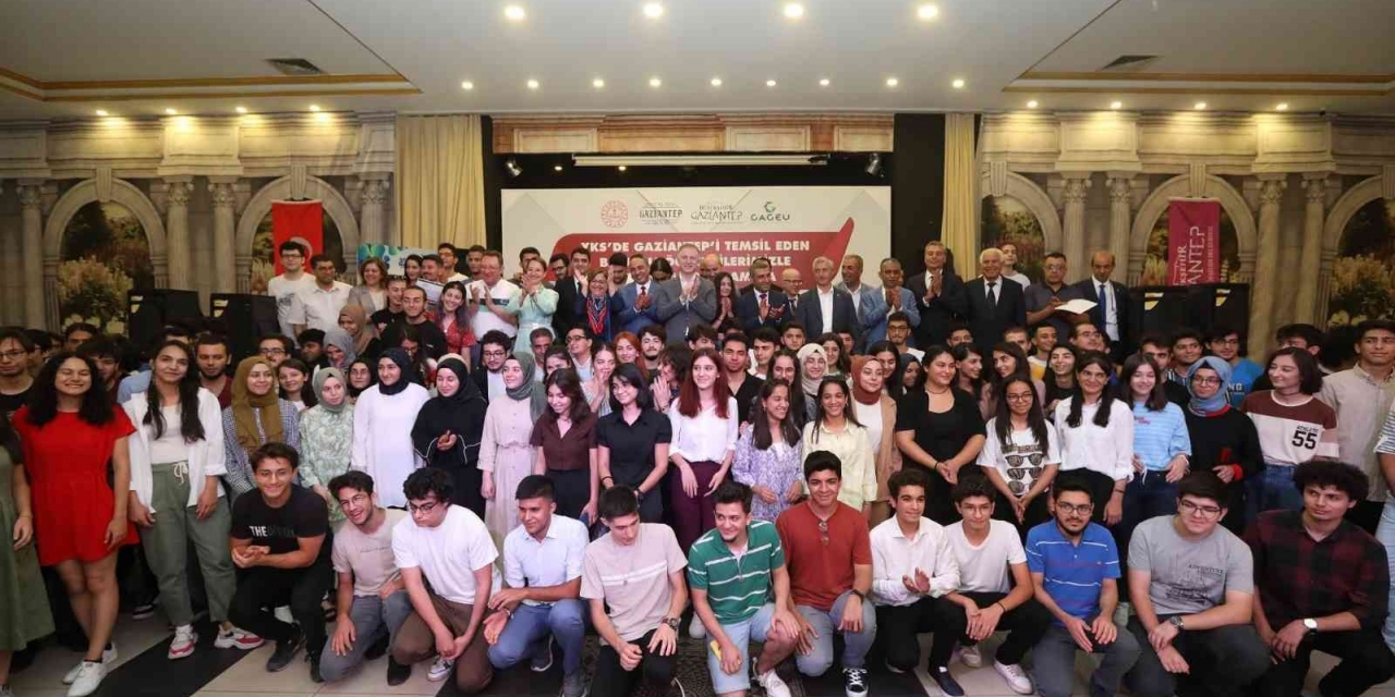 Şahin, Yks’de İlk 5 Bine Giren 250 Öğrenci Ve Aileleriyle Buluştu