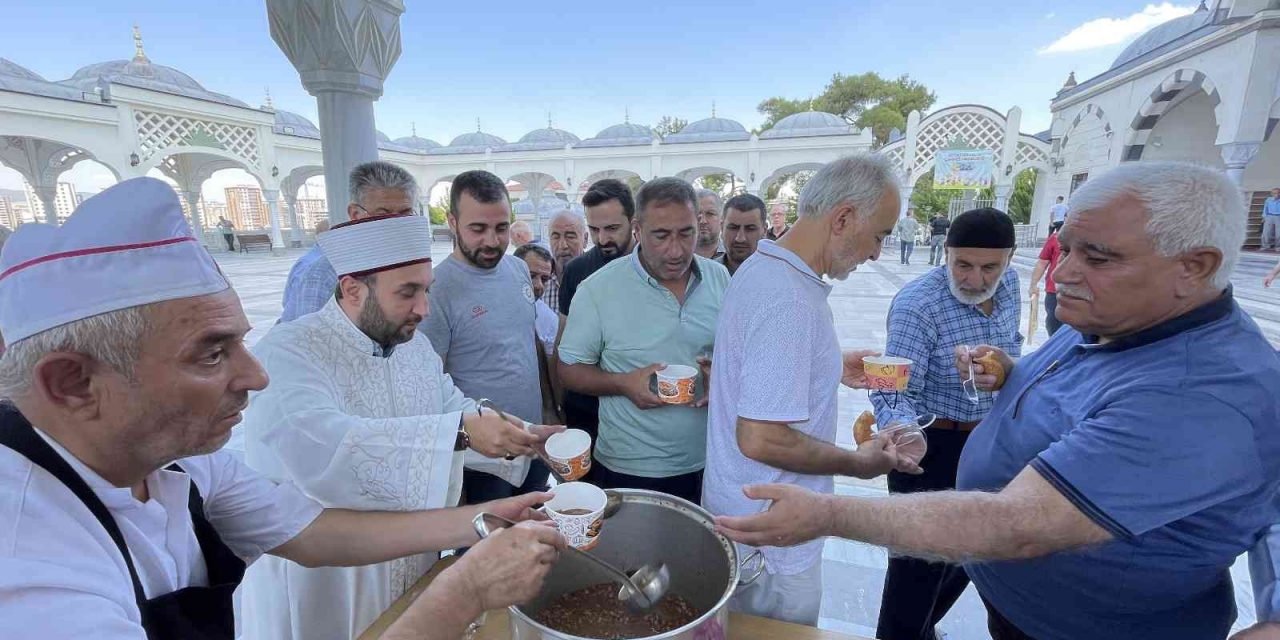 Gaziantep’te Cuma Namazı Sonrası Cemaate Aşure İkram Edildi