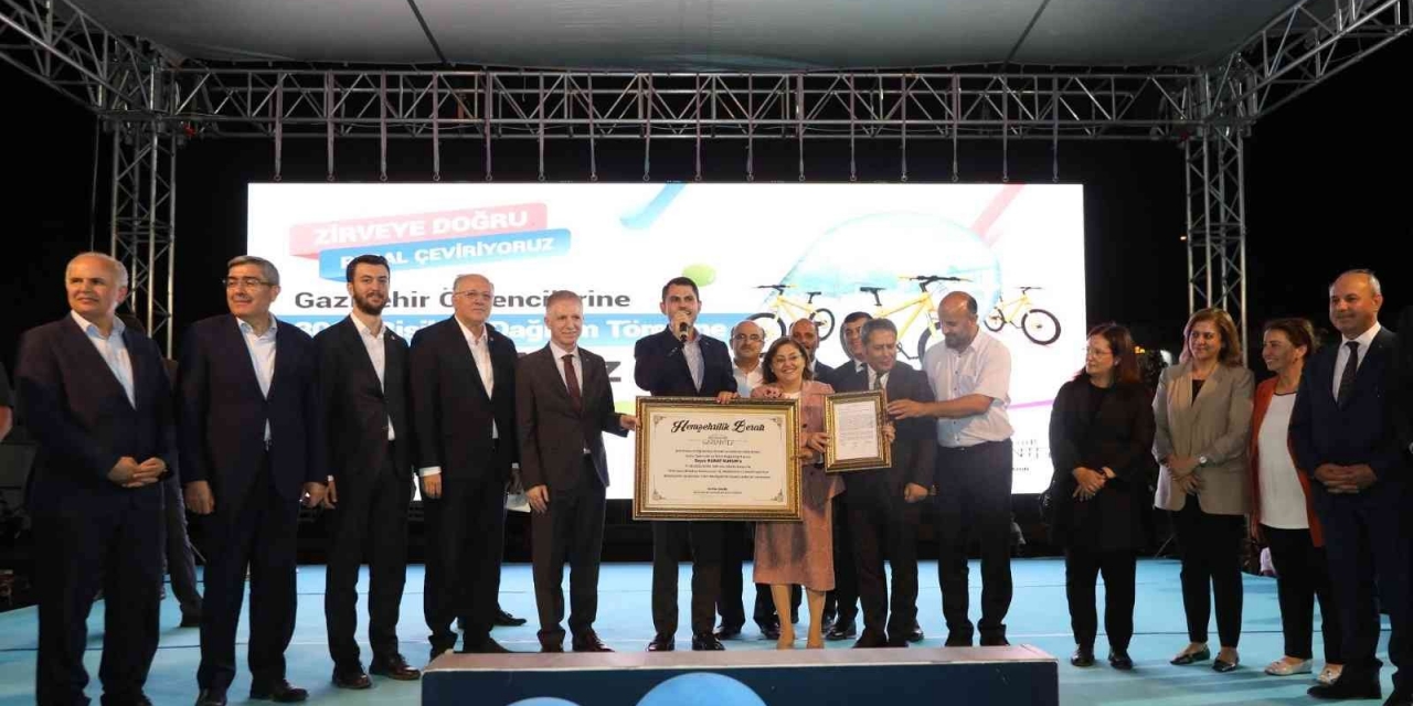 Fatma Şahin’den Bakan Kurum’a Hemşerilik Beratı