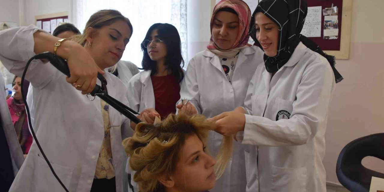 Çiftlerin Kuaför Ve Bakımlarını Ücretsiz Olarak Yapıyorlar
