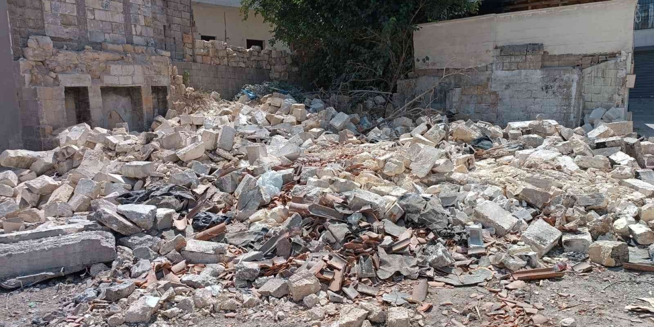 Bağımlıların Mesken Tuttuğu Metruk Binalar Yıkıldı