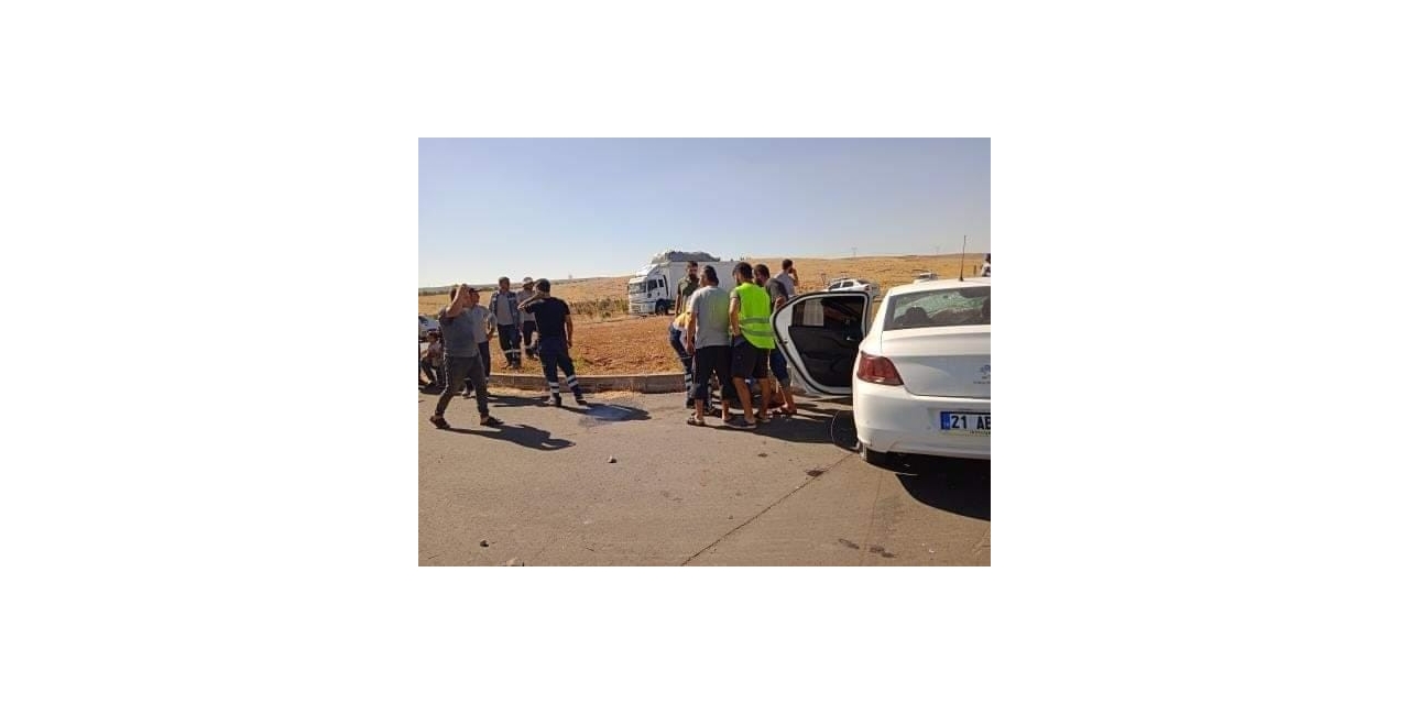 Yola Çıkan Traktöre Otomobil Çarptı: 3 Yaralı