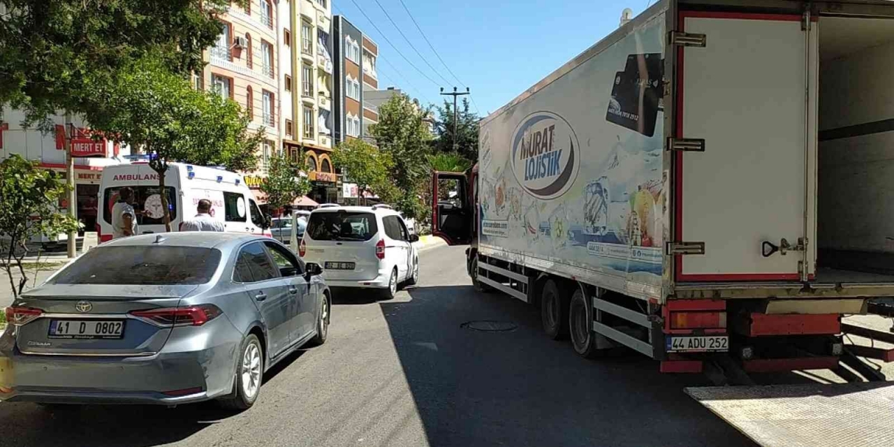 Aniden Açılan Kapıya Çarpan Motosiklet Sürücüsü Yaralandı