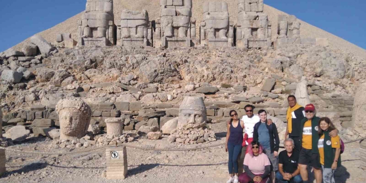 Hintli Turistler Nemrut Dağı’nda