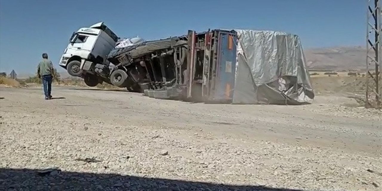 Kahta'da Saman Yüklü Tır Devrildi