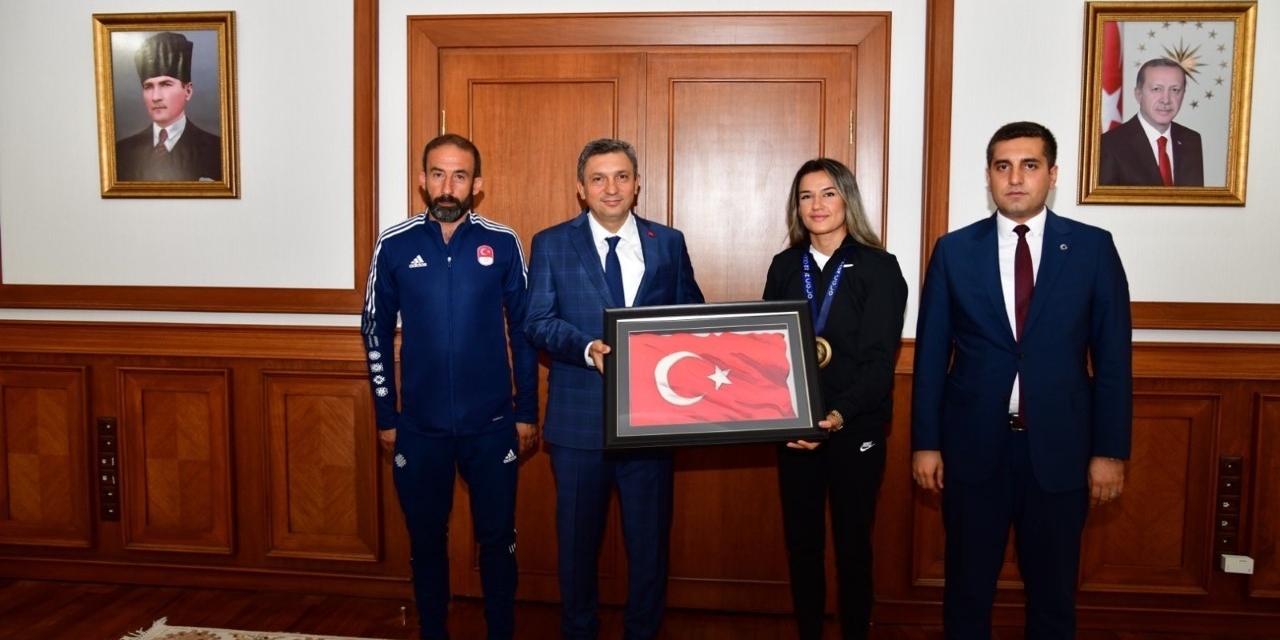 Dünya Kadınlar Boks Şampiyonu Sporcuya Vali Şahin’den Hediye