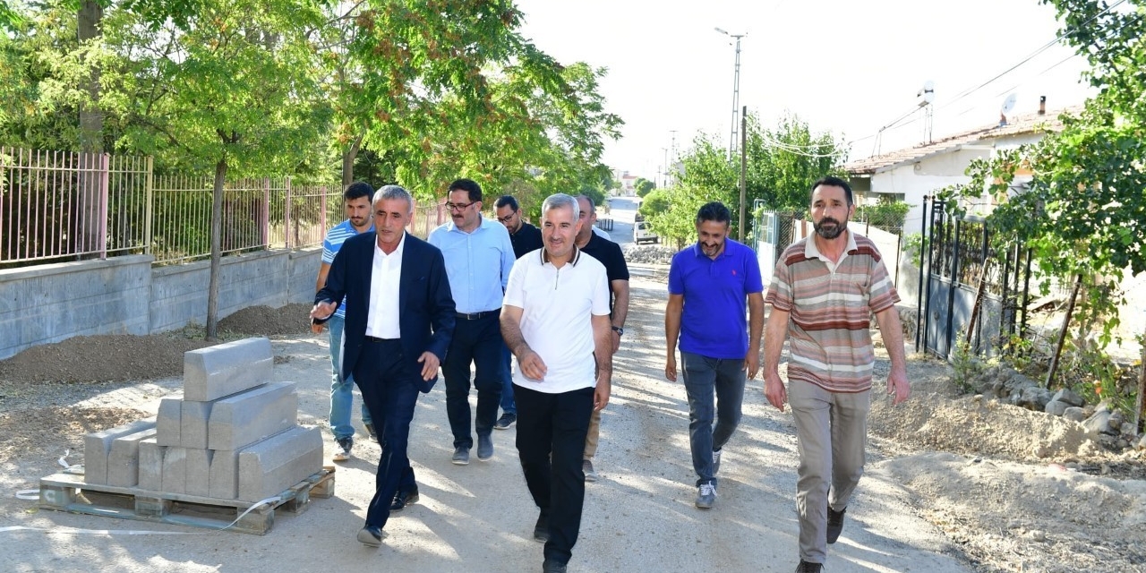 Başkan Çınar, Kaldırım Ve Yol Yenileme Hizmetlerini İnceledi