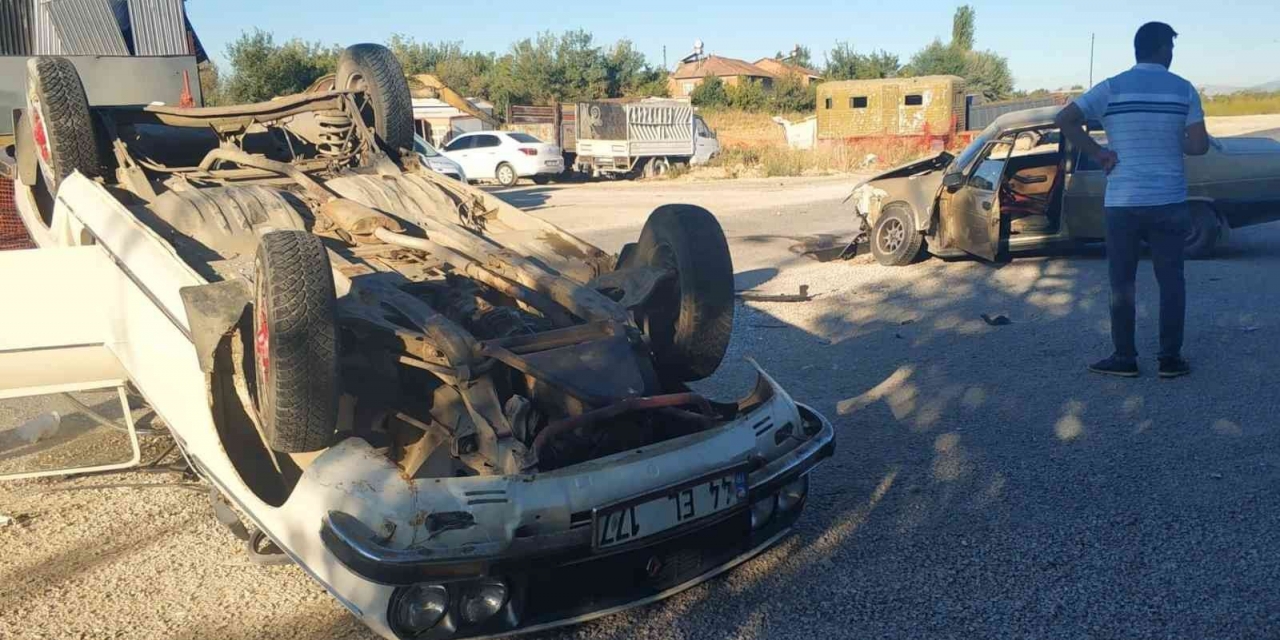 Malatya’da İki Otomobil Çarpıştı: 2 Yaralı