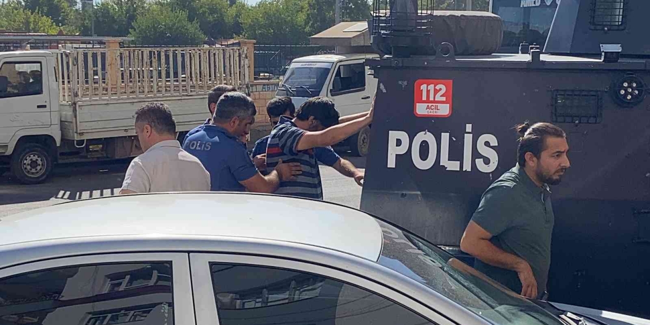 Alacaklısını Evinde Bıçakladı, Yaralının Eşi Yardım Feryadında Bulundu