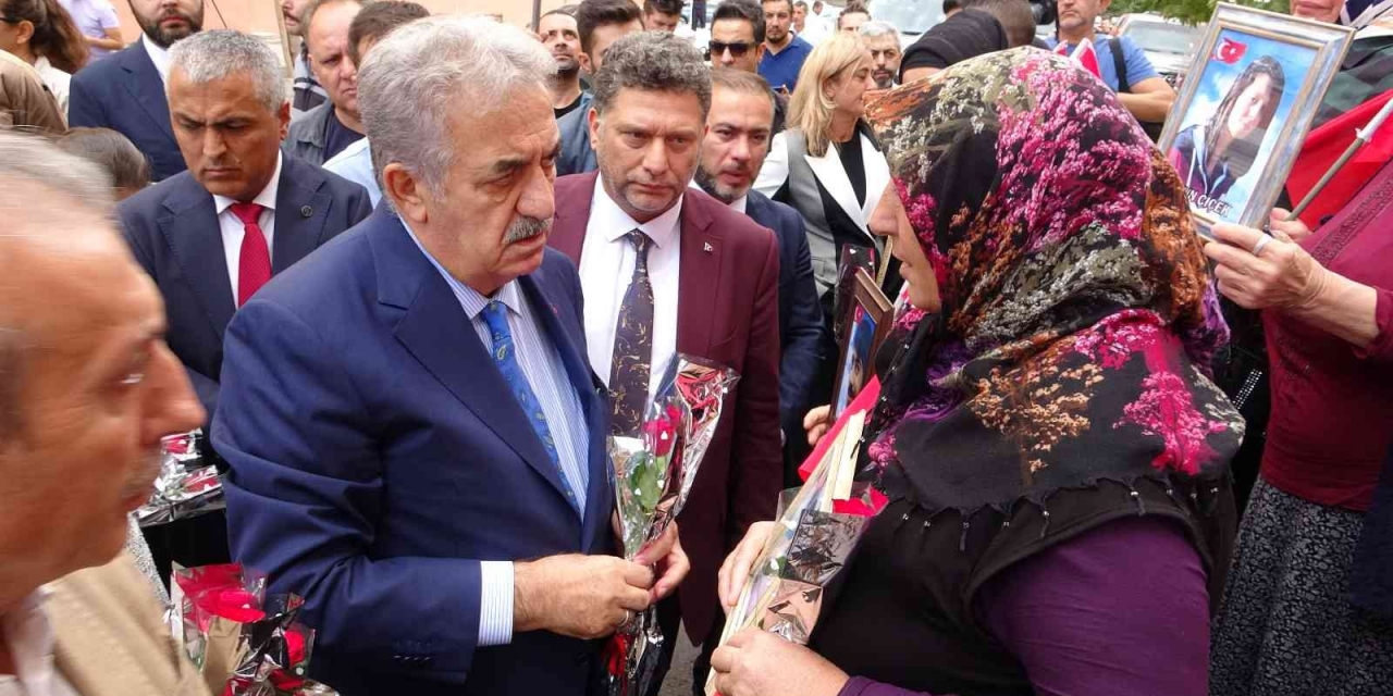 Ak Parti Genel Başkan Yardımcısı Yazıcı Evlat Nöbetindeki Ailelerle Bir Araya Geldi