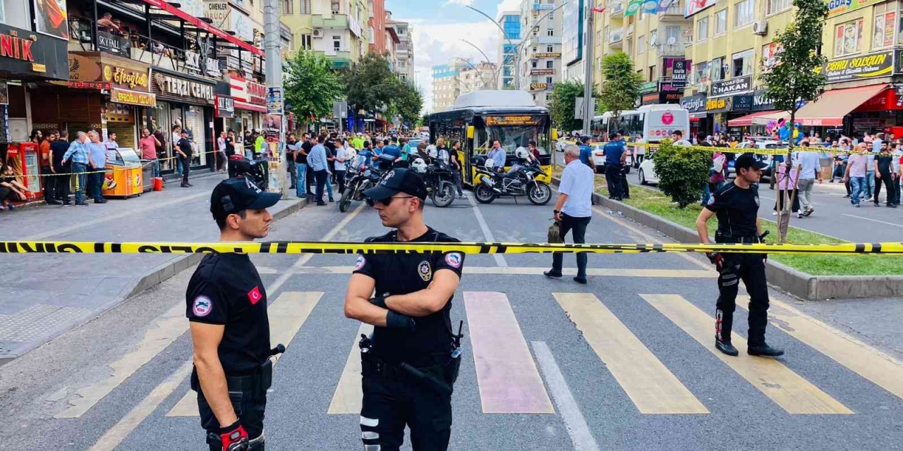 Otobüsün Kapısına Üstü Sıkışan Kadın Canından Oldu