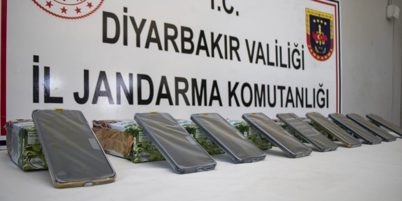 Meyve Suyu Kutusu İçinde 975 Bin Lira Değeri Olan 65 Cep Telefonu Ele Geçirildi