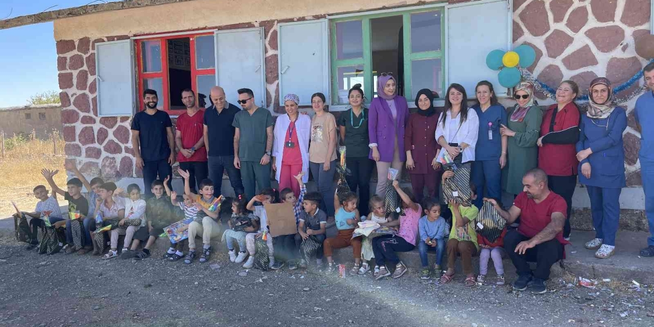 Ergani’de Sağlık Çalışanlarından Çocuklara Hediye