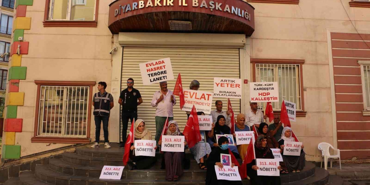 Evlat Nöbetindeki Ailelerin Oturma Eylemine Bir Aile Daha Katıldı