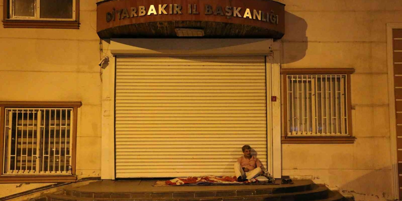 Hdp Binasının Önüne Yatak Serip Evladı İçin Gece Nöbet Tutan Baba Oğluna Çağrıda Bulundu