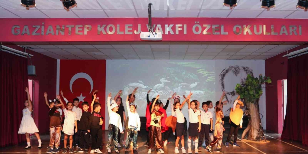 İlkokul Öğrencileri Sokak Hayvanları İçin Sahne Aldı