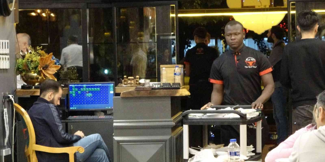 Diyarbakır’da Paça Servisi Burkina Fasolu ‘bünyamin’in Elinden