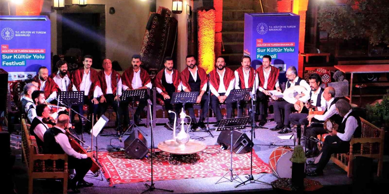 Bakan Ersoy, Diyarbakır‘da Devam Eden Festival Etkinliklerini Gezdi