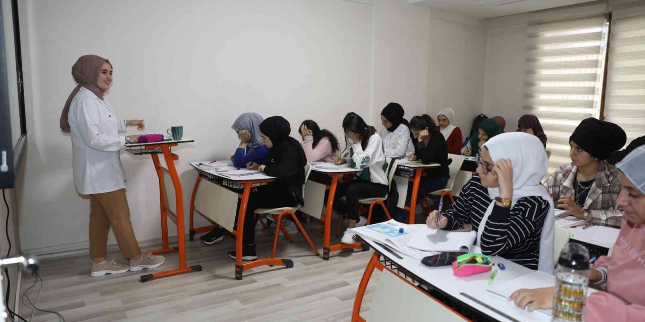 Dezavantajlı 120 Kız, Ücretsiz Hizmetlerle Üniversiteye Hazırlanıyor