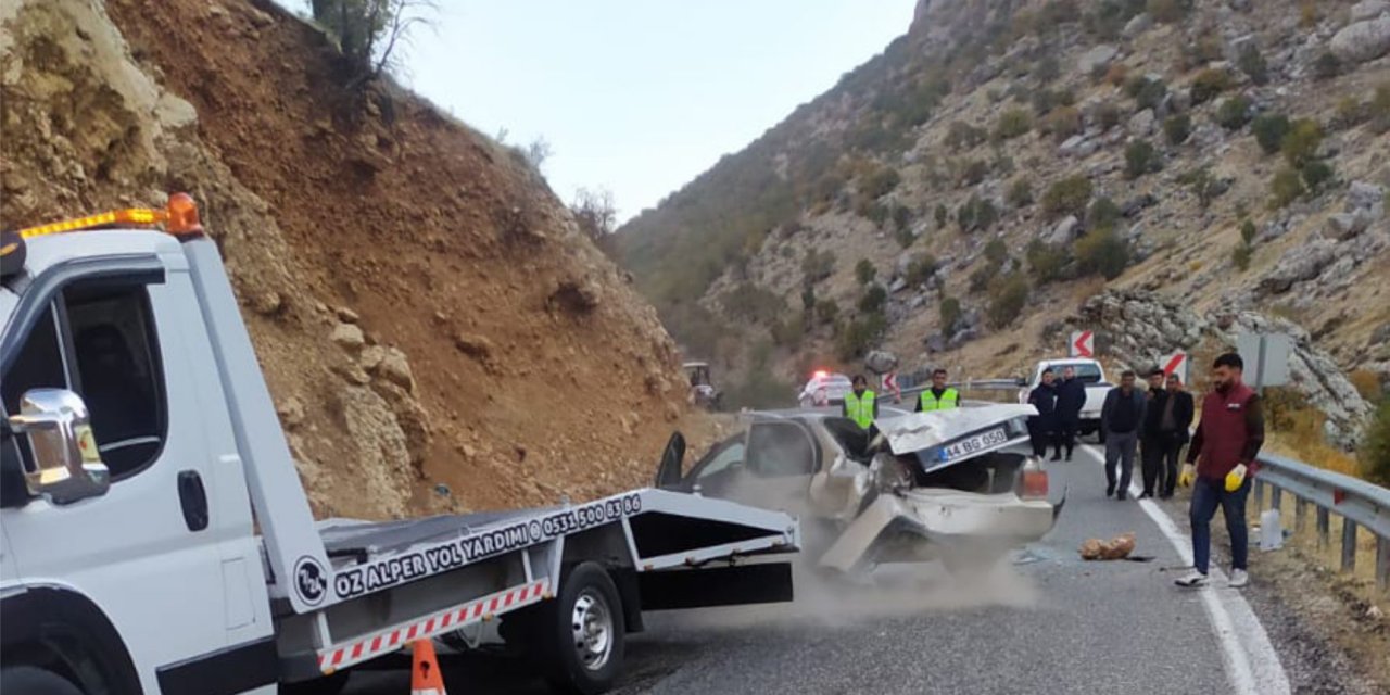 Gerger’de Takla Atan Otomobildeki 2 Kişi Yaralandı