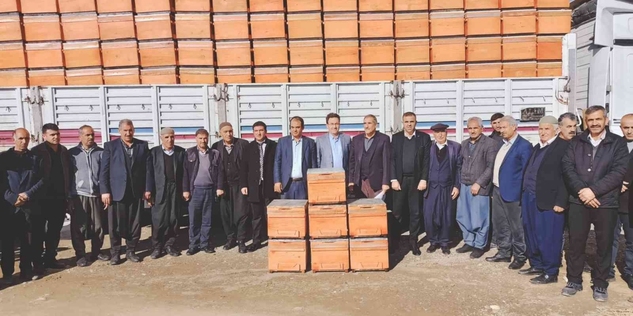 Sincikli Arıcılara Kovan Desteği