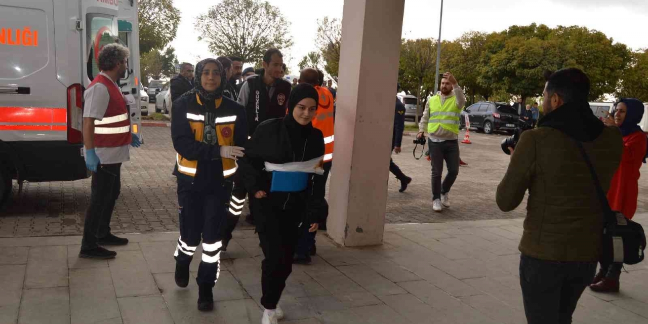 Besni Devlet Hastanesinde Yapılan Tatbikat Gerçeği Aratmadı