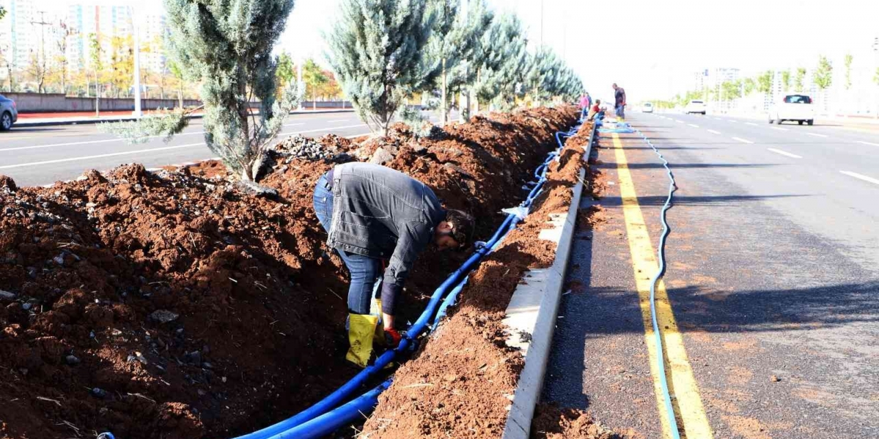 Diyarbakır’da Yeni İmar Alanlarında Refüj Ve Kavşaklar Düzenleniyor