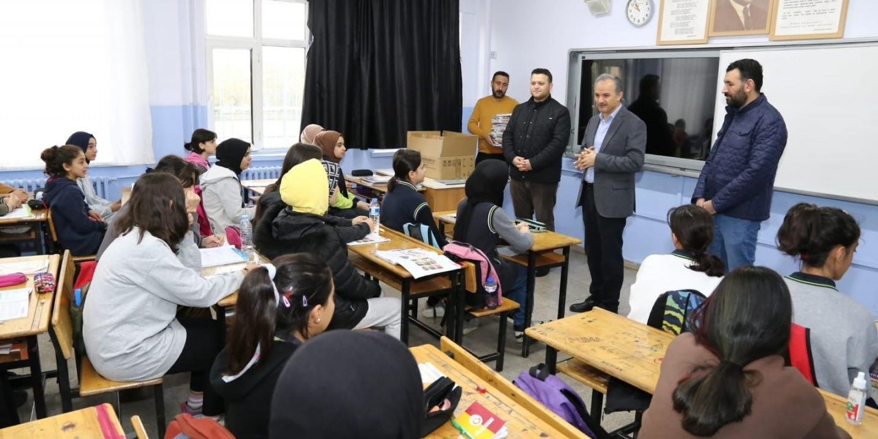 Adıyaman’da Öğrencilere Kırtasiye Seti Dağıtıldı