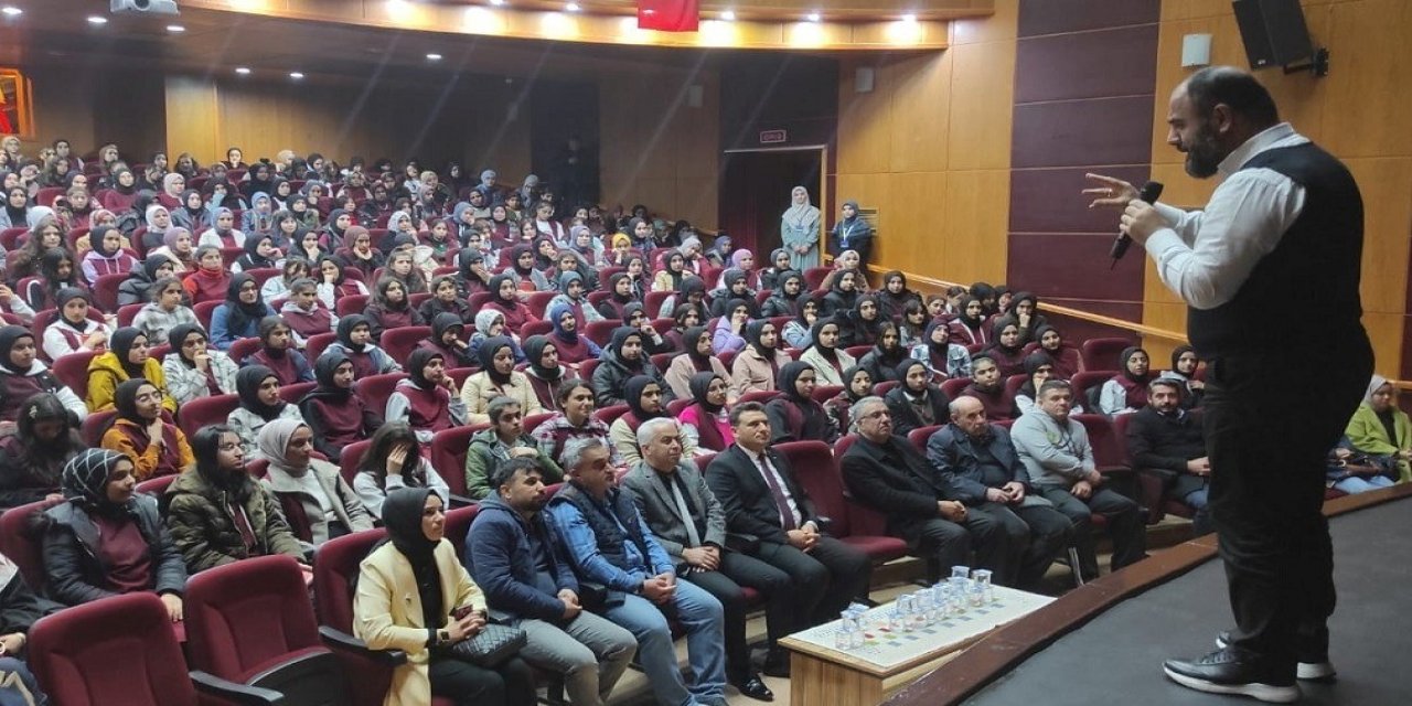 Namaz Dirilişe Çağrı Konulu Konferans Düzenlendi