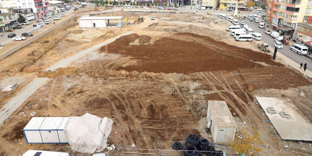 Silvan 1’inci Kılıçarslan Kent Meydanında Çalışmalar Sürüyor