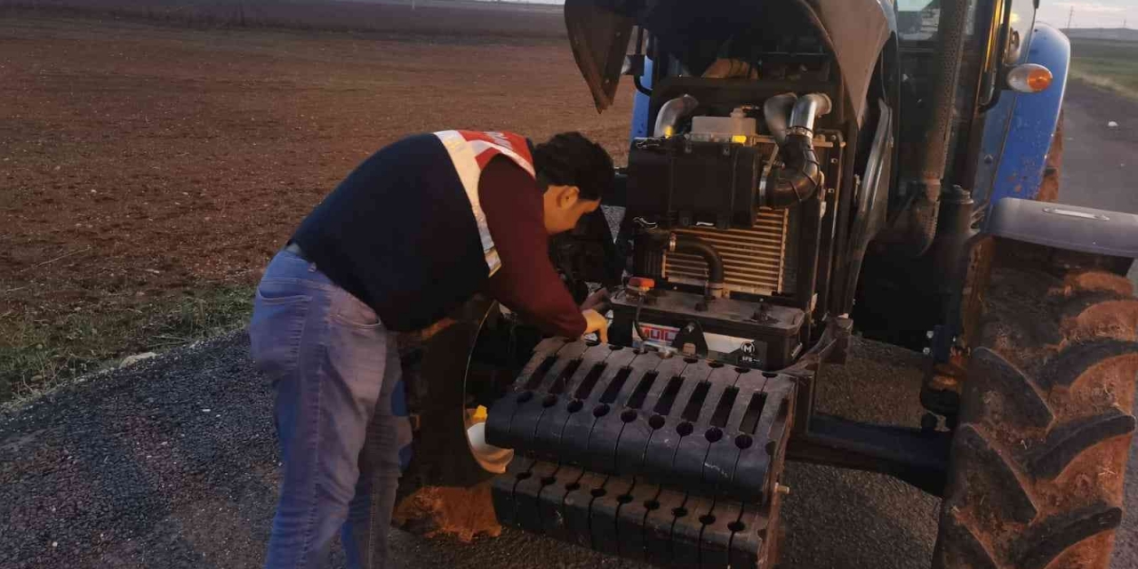 Yakalanacaklarını Anlayınca Traktörleri Bırakıp Kaçtılar