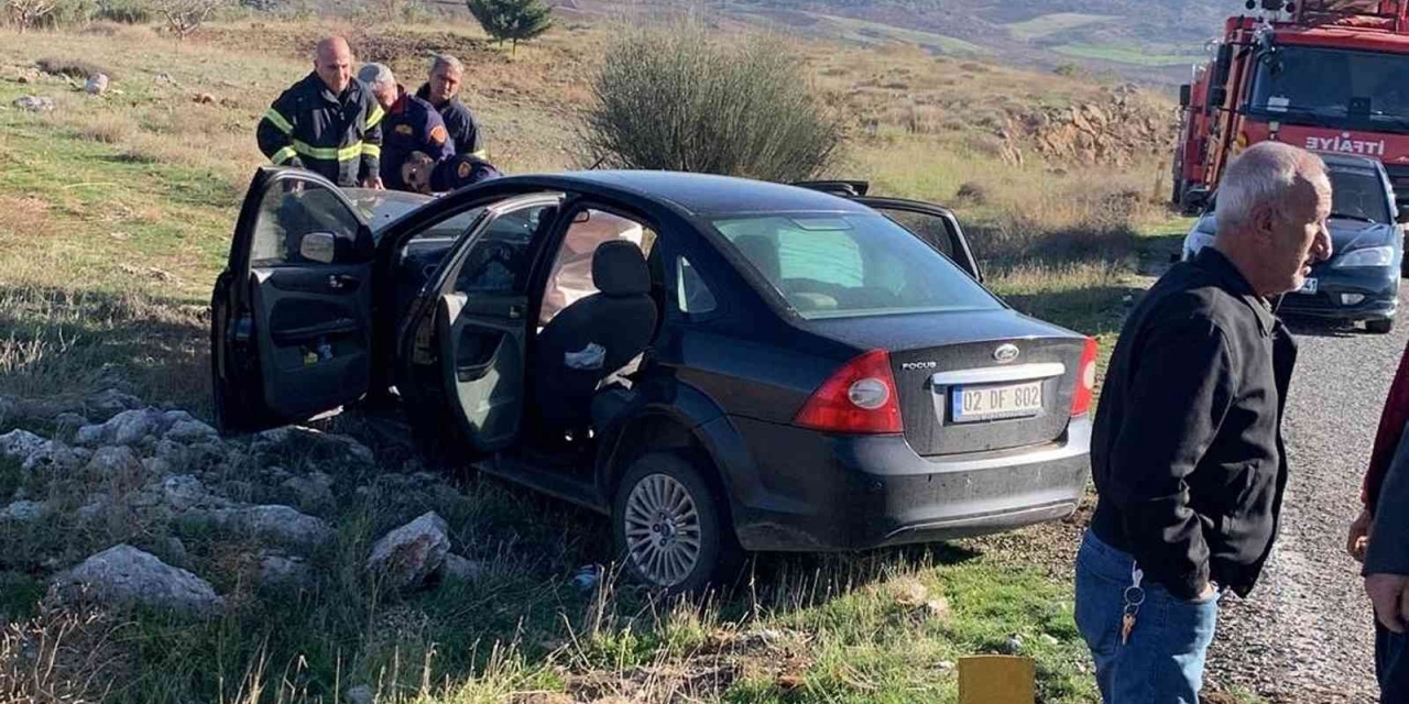 Gaziantep’te 2 Otomobil Kafa Kafa Çarpıştı: 3 Yaralı