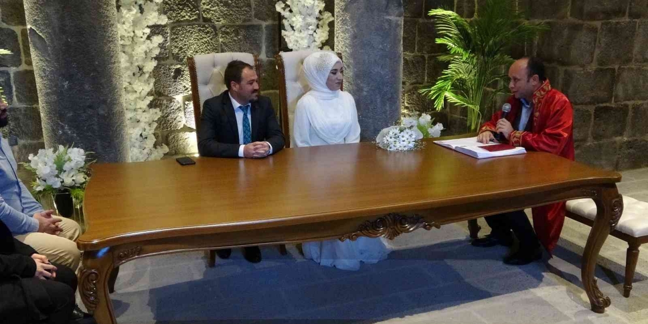 Diyarbakır’da Evliliğe Adım Atan Çift, 5 Bin Yıllık Burçlarda Mutluluğa İmza Attı