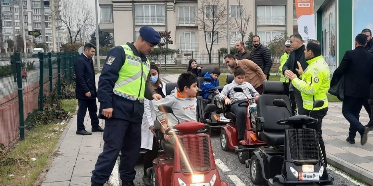 Jandarmadan Malatya’da Uygulamalı Trafik Eğitimi