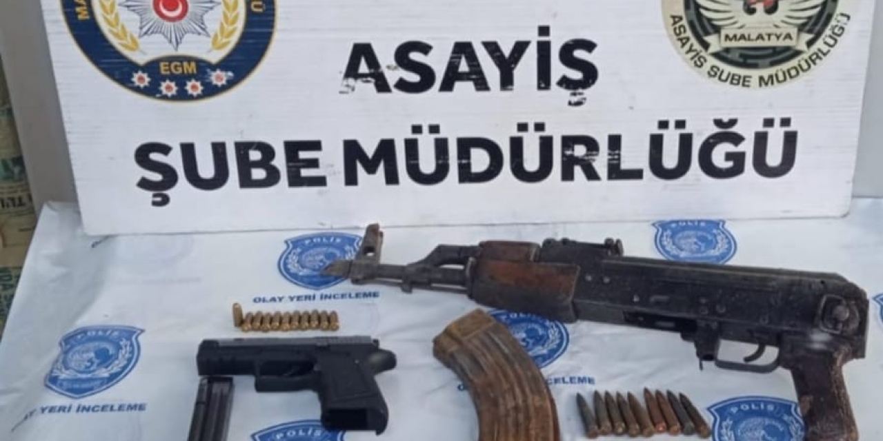 Şüphe Üzerine Durdurulan Araçta Kalaşnikof Çıktı